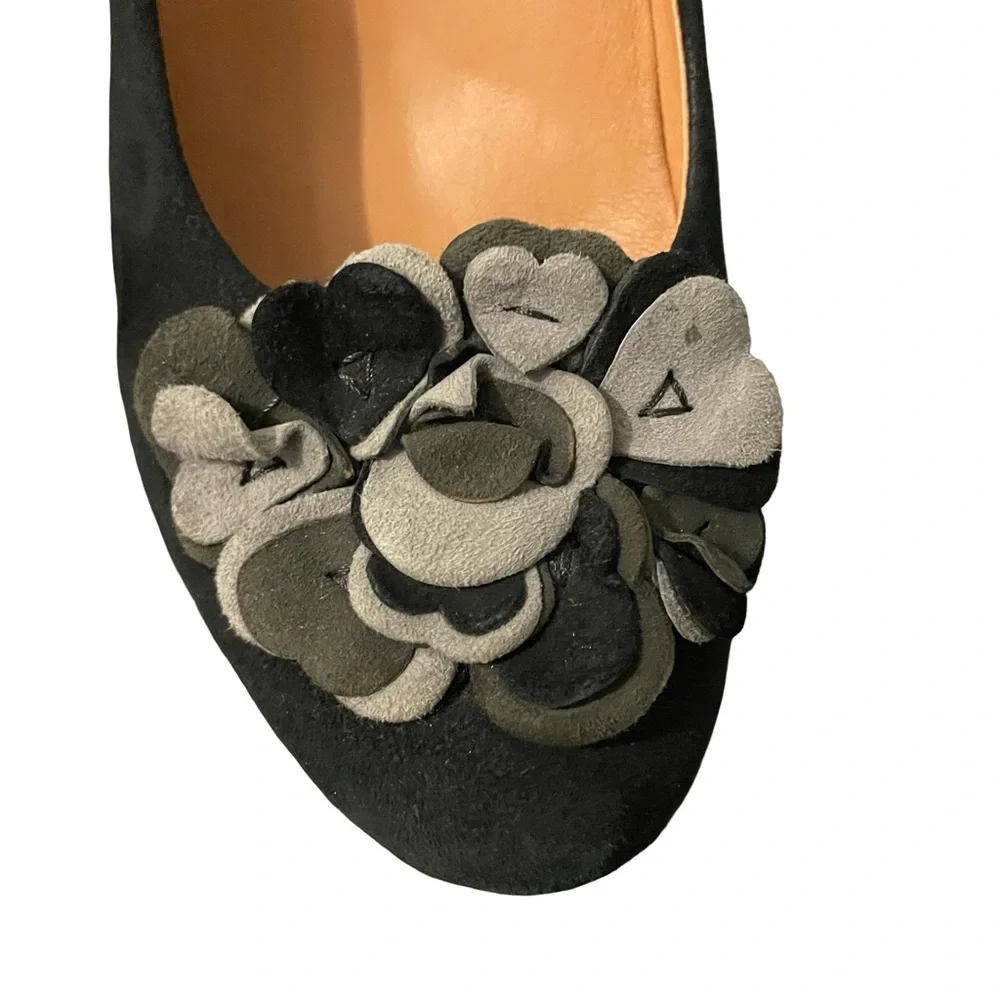 Candie's Black Heels with Gray Floral Accent Size 7 - Picture 4 of 9
